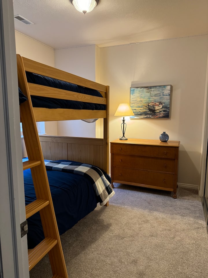 Krevat marinar me madhësi të plotë. Mund të akomodojë deri në 4 të rritur. 