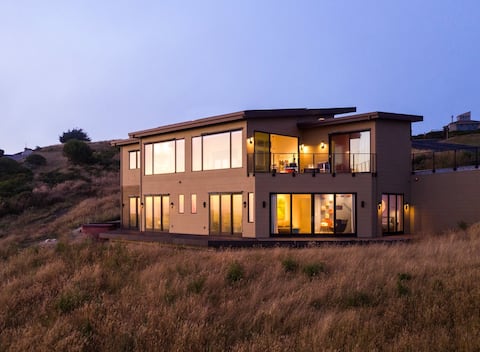 Sky House • Designer Retreat w/ Spa, Theater & Gym