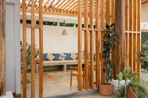 Apart by Casa Aire. Beach - LIR Airpt. King bed