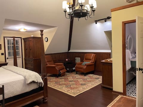 Top Airbnb: A little hamlet for a writer or reader in Mountain Park