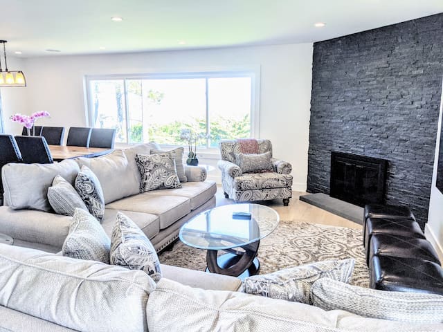 Hilltop Retreat with Panoramic Cityscape Vistas