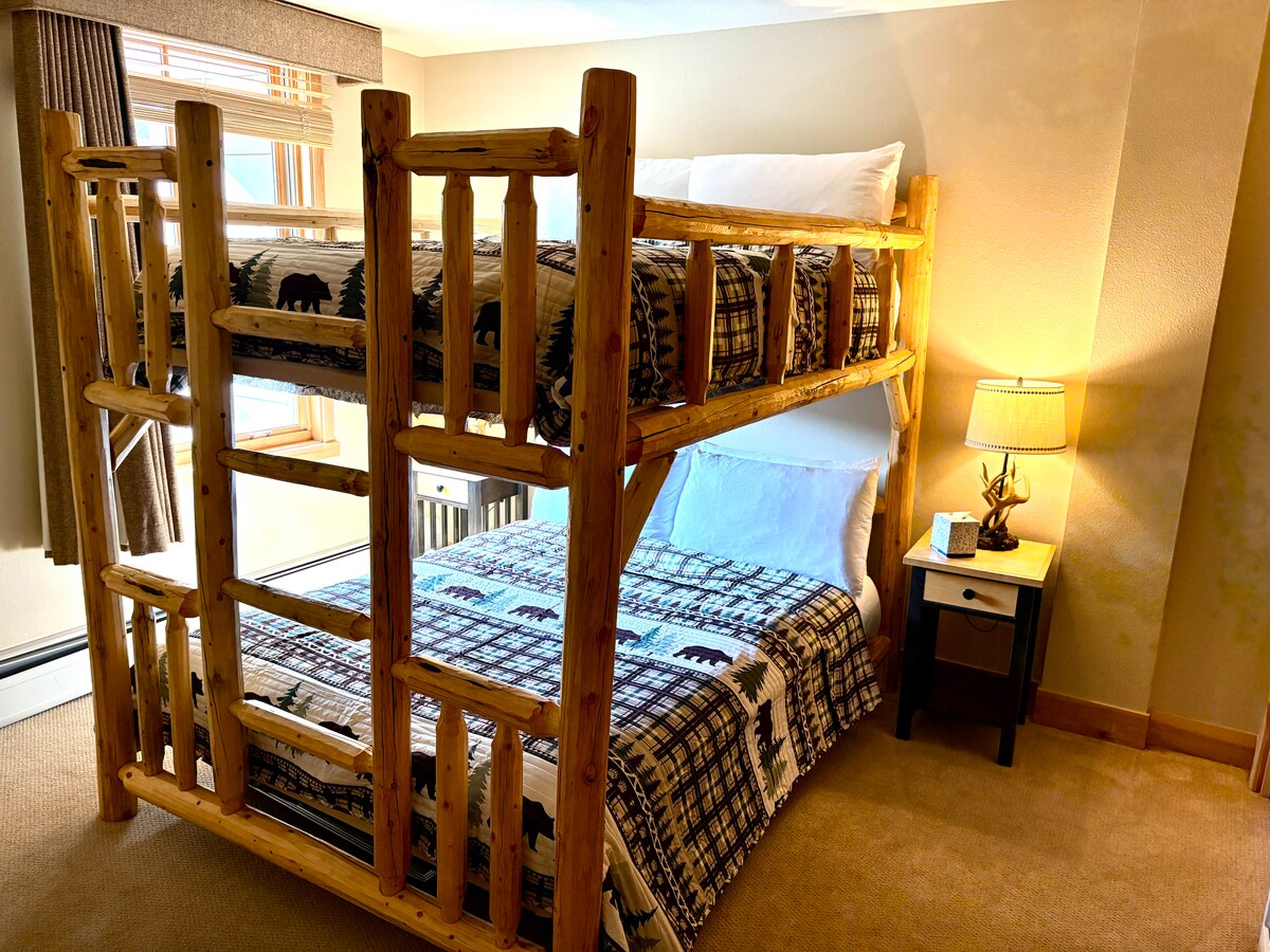 בחדר השינה השלישי יש מיטת קומותיים קווין-אובר-קווין בסגנון כפרי למבוגרים - בנוי בהתאמה אישית על ידי אמן מקולורדו. 