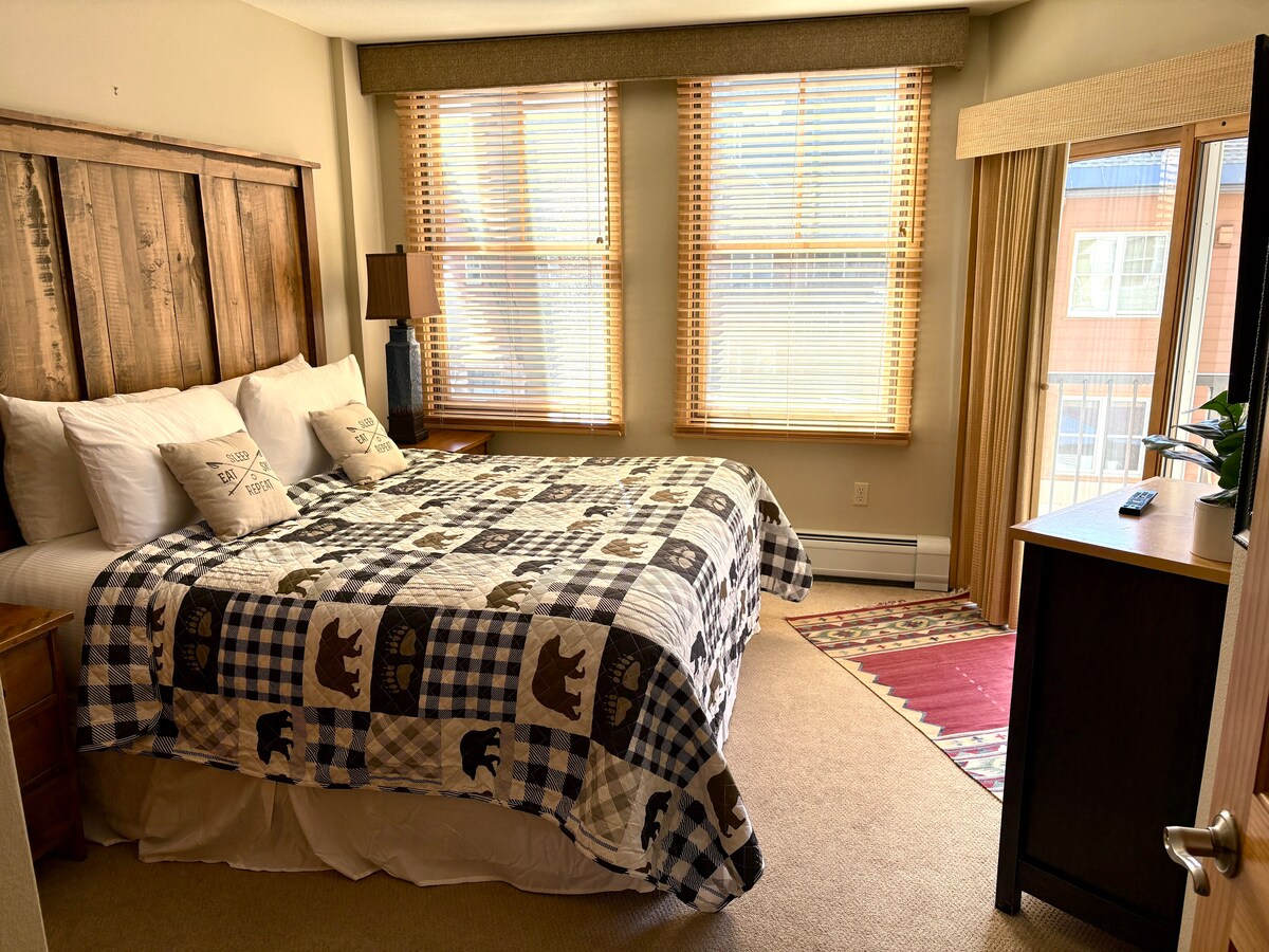 בחדר השינה השני יש מיטת קינג סייז, שידה, טלוויזיה עם מסך שטוח ומרפסת פרטית מקורה!