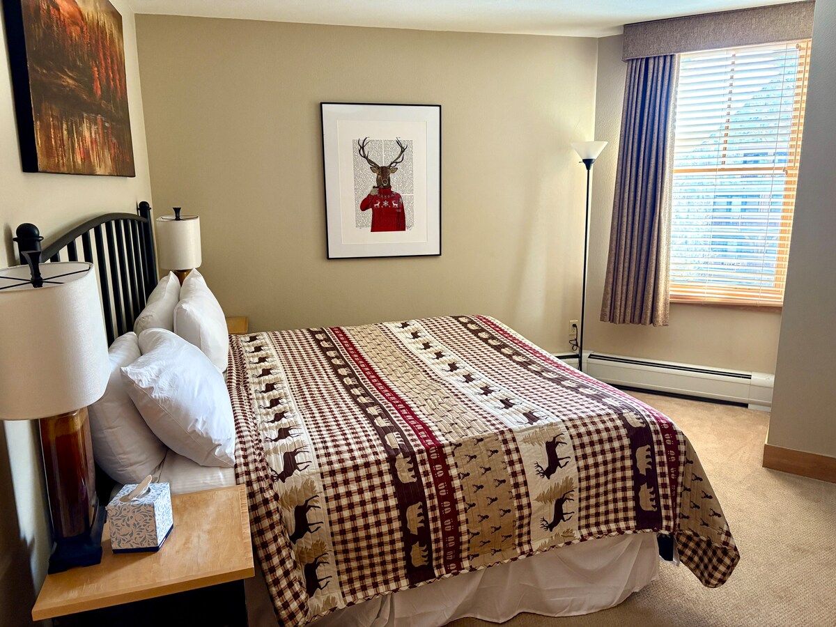 בחדר השינה הראשי יש מיטת קינג-סייז, חדר רחצה צמוד, שידה וטלוויזיה עם מסך שטוח. חלונות חדר השינה הראשי משקיפים אל הכיכר המרכזית של הכפר ואל מדרונות הסקי - אבל הם גם בעלי זיגוג כפול כדי להבטיח לילה שקט.