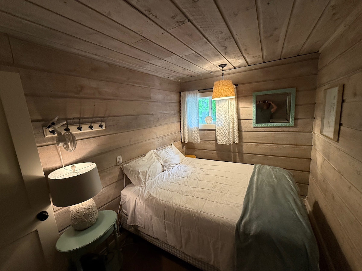 Slaapkamer 2 - queensize bed op de begane grond naast de badkamer