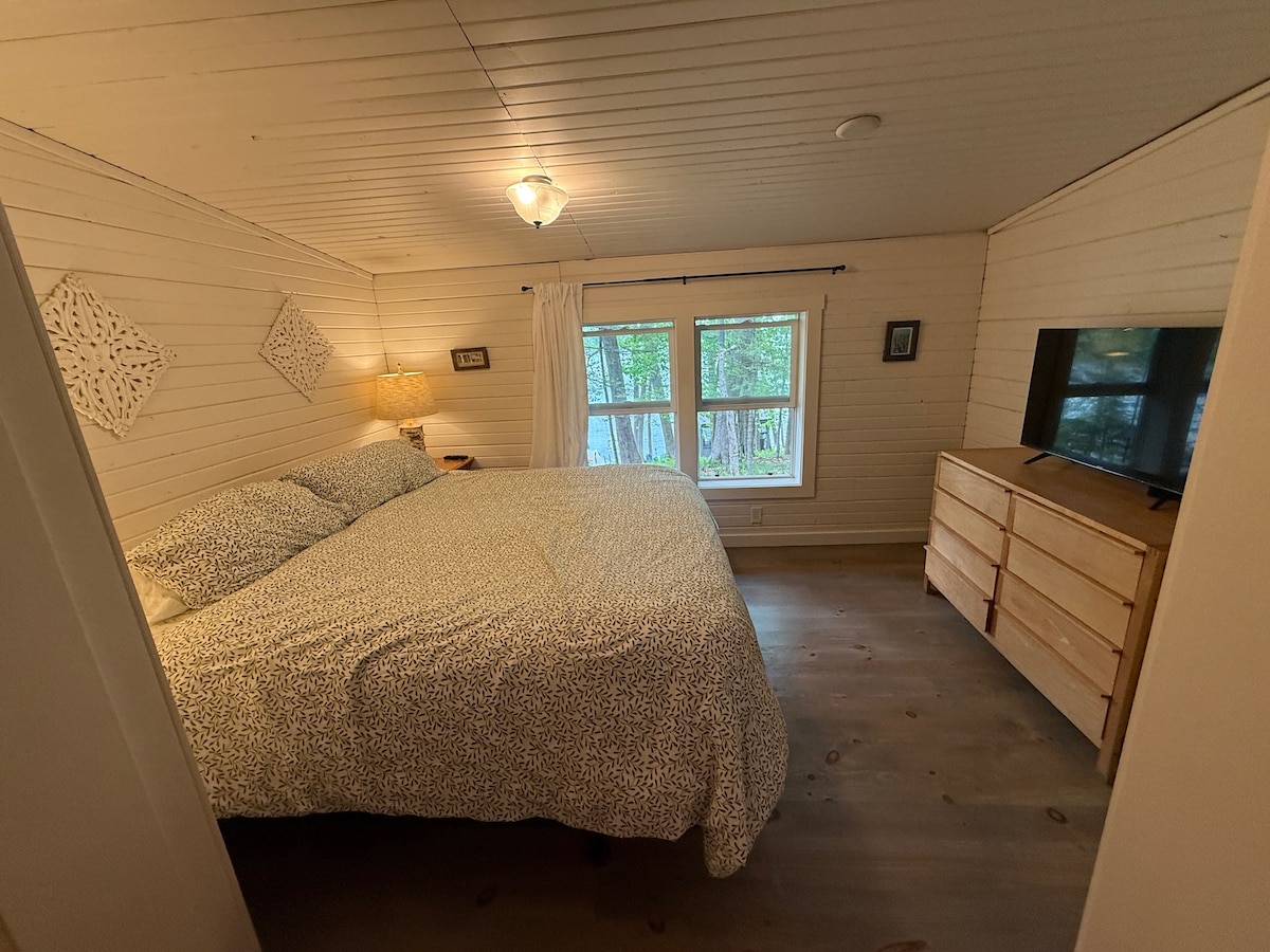 Primaire slaapkamer met kingsize bed