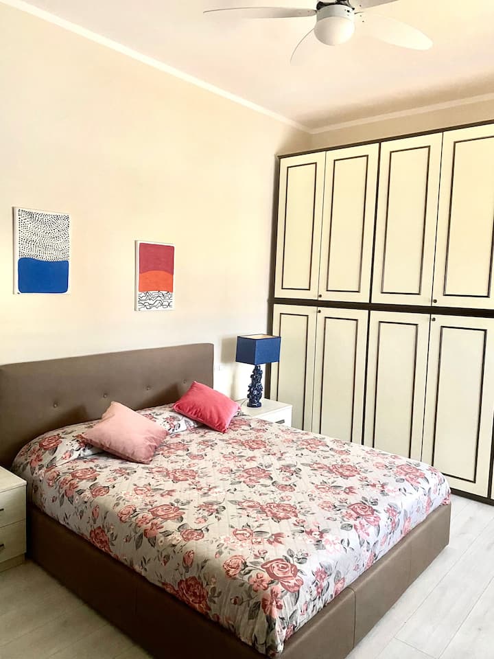 Segundo dormitorio doble con un armario grande, en cuyo interior encontrará toallas, algunas mantas y una almohada adicional.