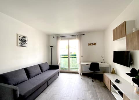 Popular Airbnb listing: Hypercenter Studio Rue Auguste Mounié ANTONY in Antony