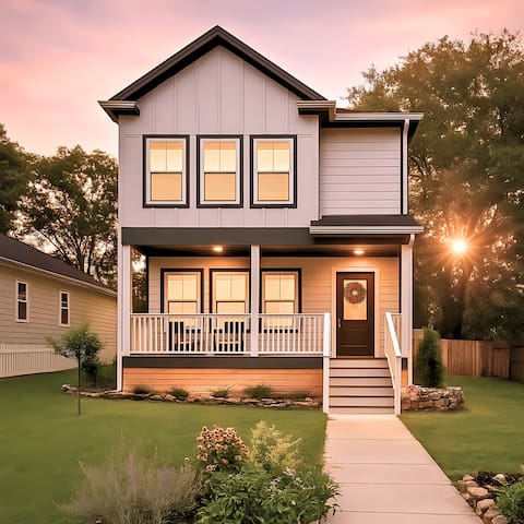 Large Home Downtown | Spacious & Comfy