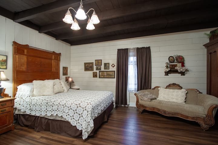 High quality queen mattress. Lots of floor space.