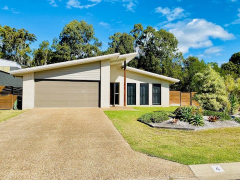 Modern 4 bed home, 10 minute walk to the beach