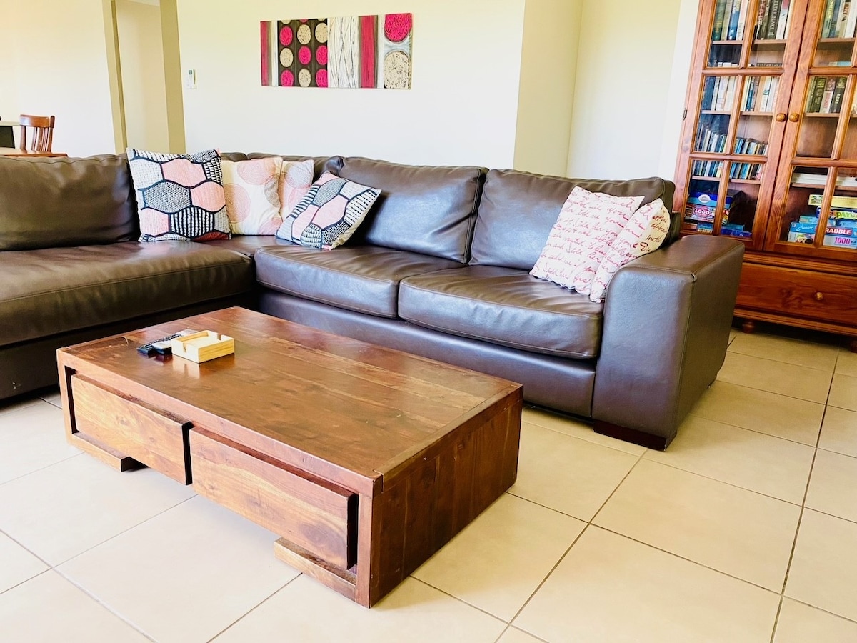 Successful Airbnb property: Modern 4 bed home, 10 minute walk to the beach in Woodgate