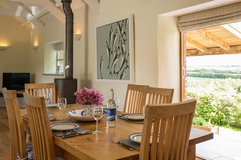 Mynford Cottage, with 2 bedrooms & 2 bathrooms .