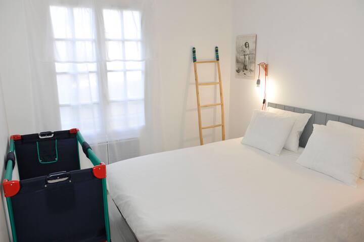 Letto da 140 cm con possibilità di mettere un lettino per neonato.