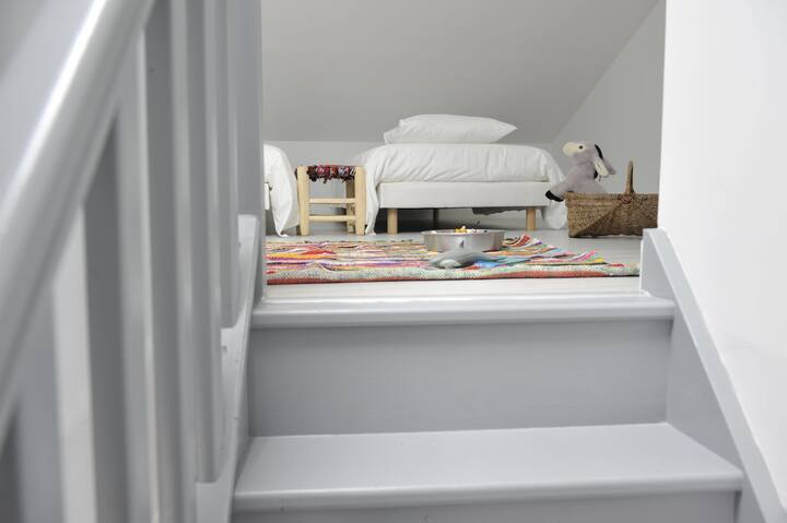 Camera per bambini (o meno) al piano superiore. Barriera di protezione scala esistente. 2 letti da 90 cm. Velux. 