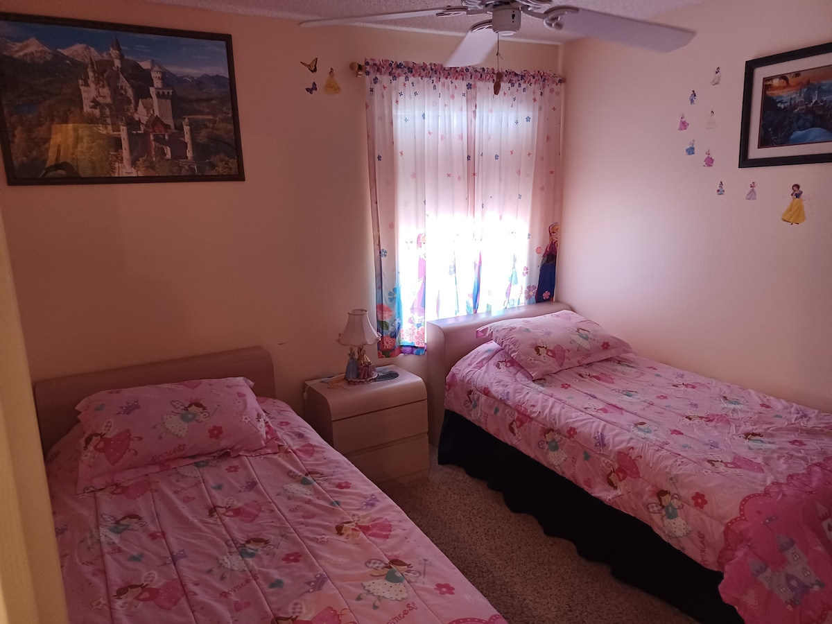 Themaslaapkamer Princess met twee eenpersoonsbedden