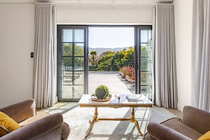 Stunning 5-Bedroom Home with Tennis Court gallery image 3