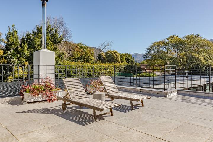 Stunning 5-Bedroom Home with Tennis Court gallery image 4