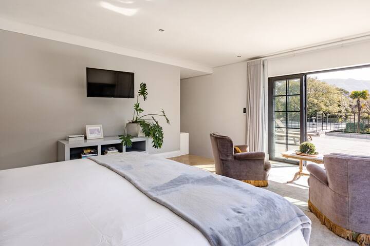 Stunning 5-Bedroom Home with Tennis Court gallery image 2