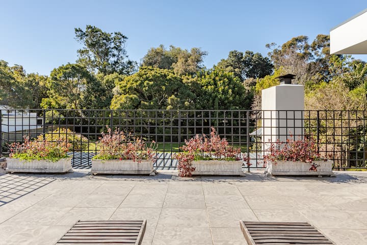 Stunning 5-Bedroom Home with Tennis Court gallery image 5