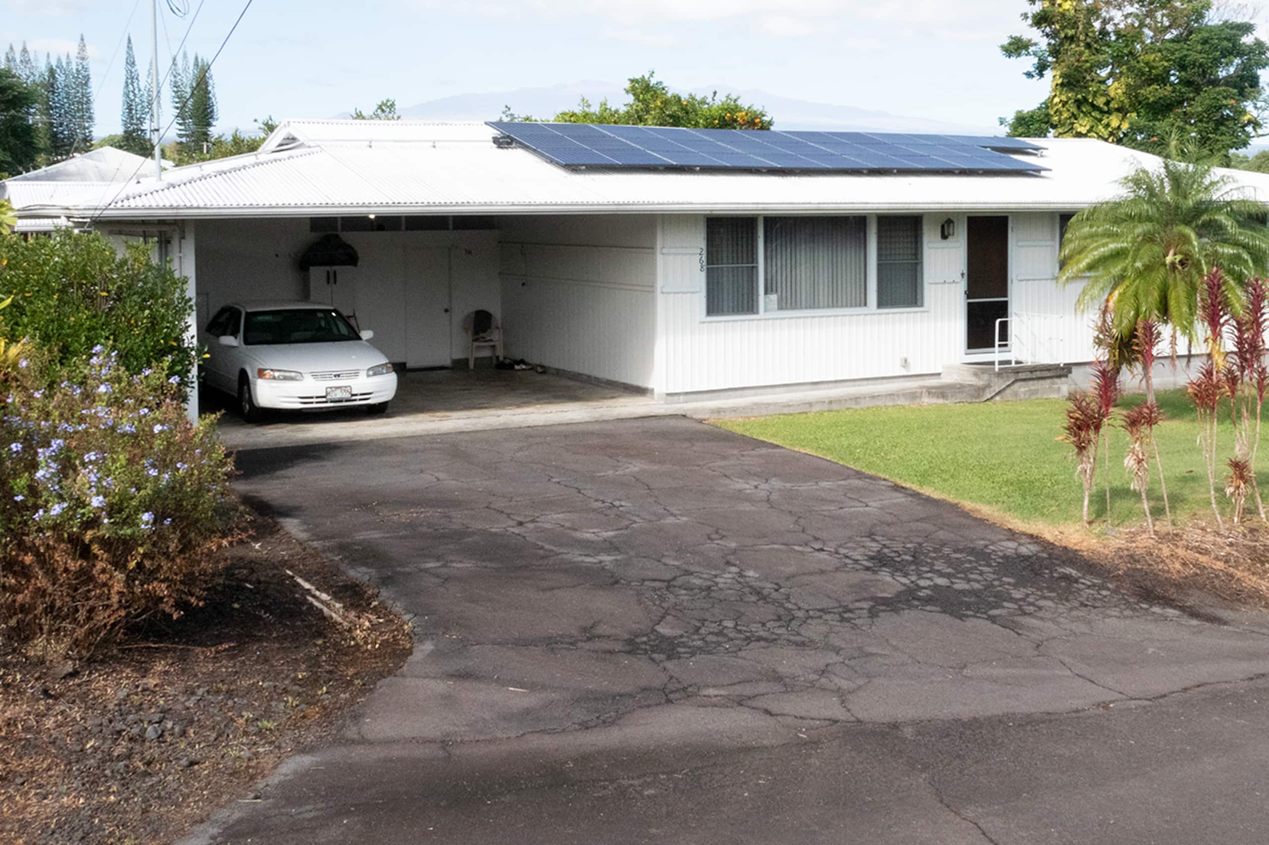 Home in Hilo · ★4.77 · 3 bedrooms · 4 beds · 2.5 private baths - Image 16