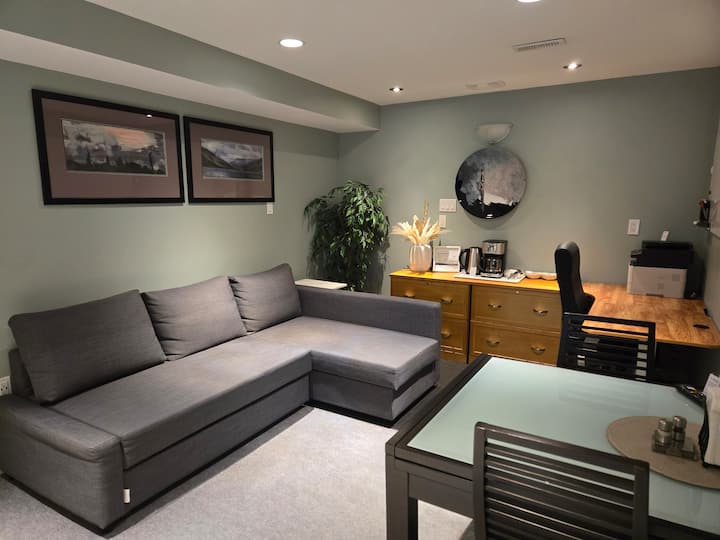 Yvonne's Retreat: Beautiful Private Basement Oasis - Oakville