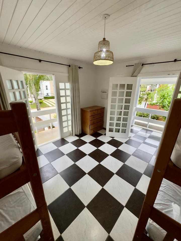 ห้อง 4 (เตียงเดี่ยว 6 เตียง + เครื่องปรับอากาศ)