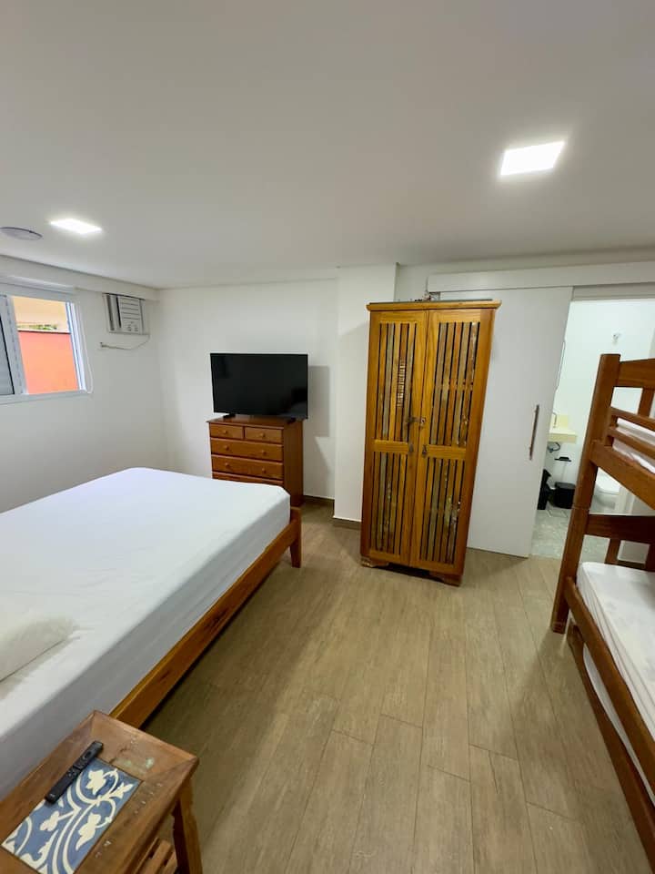 ห้องสวีท 1 (เตียงควีนไซส์ 1 หลัง + เตียงเดี่ยว 3 หลัง + ทีวี + เครื่องปรับอากาศ)