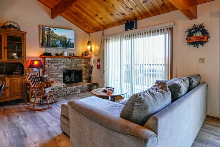 Le salon dispose d'un canapé avec chaise longue et d'un fauteuil.