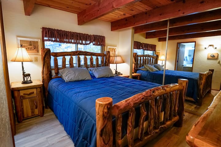 Cette chambre dispose d'un lit king avec salle de bain complète.