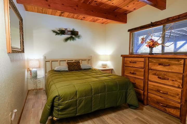 Cette chambre dispose d'un lit Queen Size.