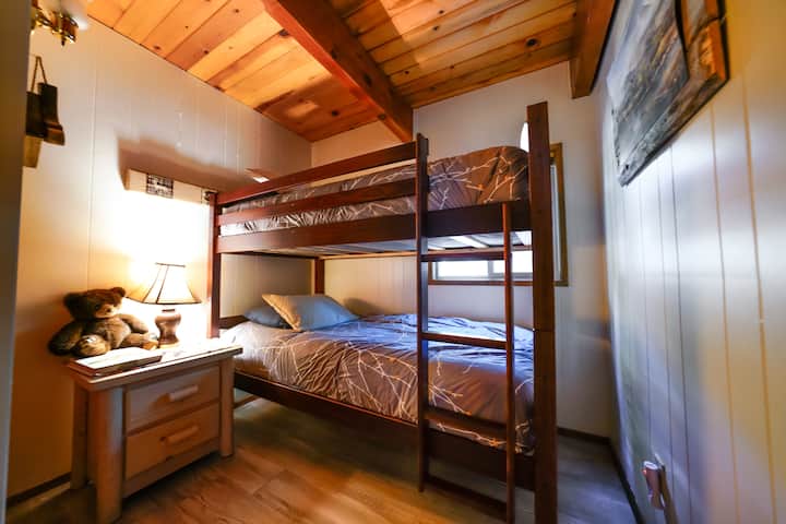 Chambre superposée avec deux lits jumeaux.