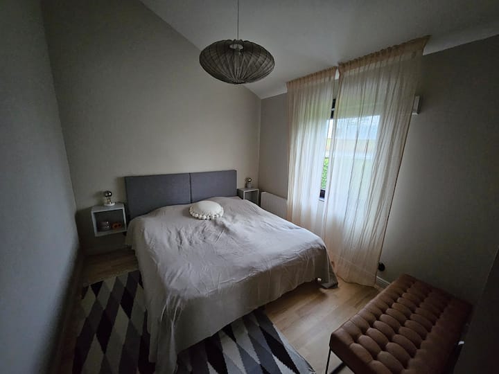 Ორადგილიანი პრემიუმ-კლასის საწოლი. ოთახი აღჭურვილია ტელევიზორით.