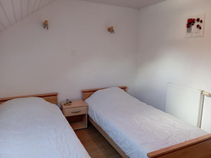 غرفة النوم 1: سريران مفردان + سرير أطفال