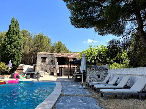 Provencal villa with heated* swimming pool