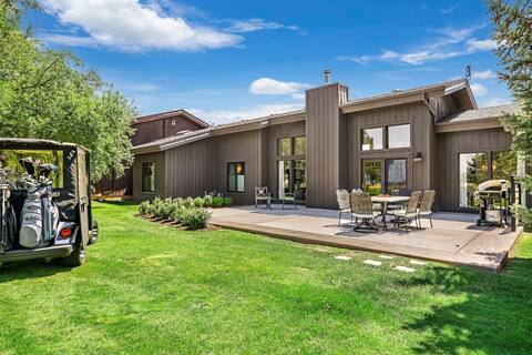 Townhouse on 10th Teebox, beautiful location!