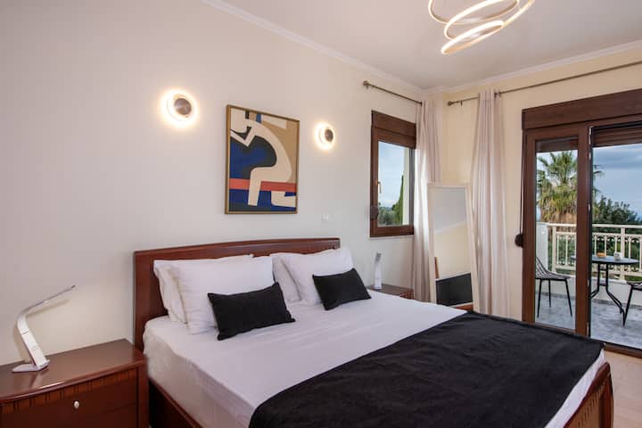 ¡El dormitorio doble ofrece acceso a un balcón con zona de estar y vistas al mar!