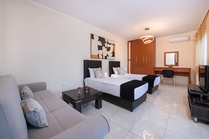 Habitación espaciosa en el piso inferior.