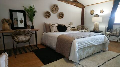 2 Bed & breakfasts 4 pool/ jacuzzi/ sauna