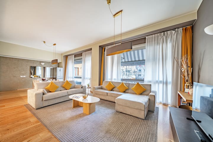 Stunning 4 Bedrooms, 10 Guests – Duomo District