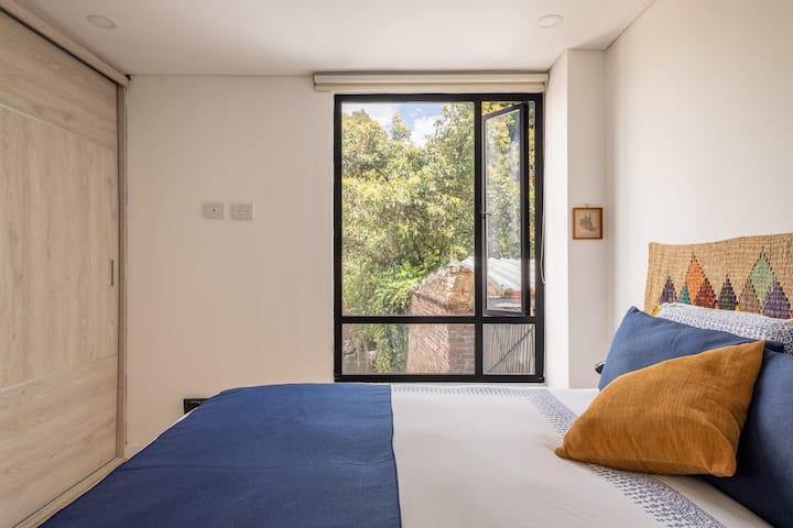 El dormitorio es tranquilo y ordenado.