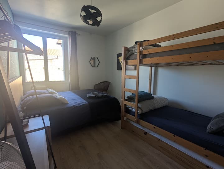 1 cama de 160 y 2 camas de 90 x 200 más una cama cajón 90