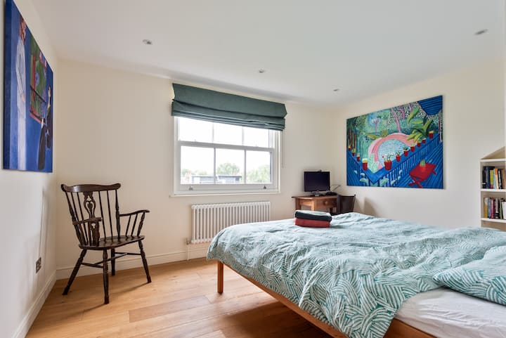 Dormitorio 5: planta superior, con una cama tamaño «super king» y ventana con vistas al jardín. No hay armarios empotrados en este.