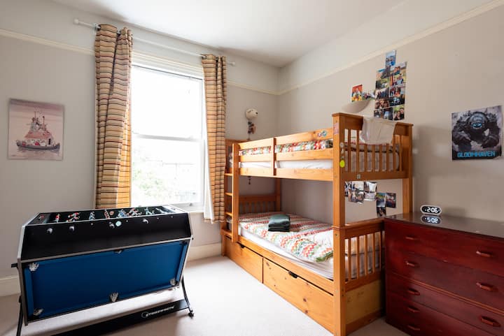 Dormitorio 3 (niños). Juguetes y litera. Se pueden poner colchones adicionales en el suelo si hay más de 2 niños grandes en esta habitación. Un montón de juguetes y libros para niños, etc.