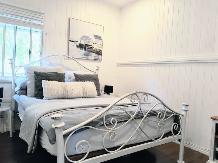 Bedroom 2 - Queen Bed