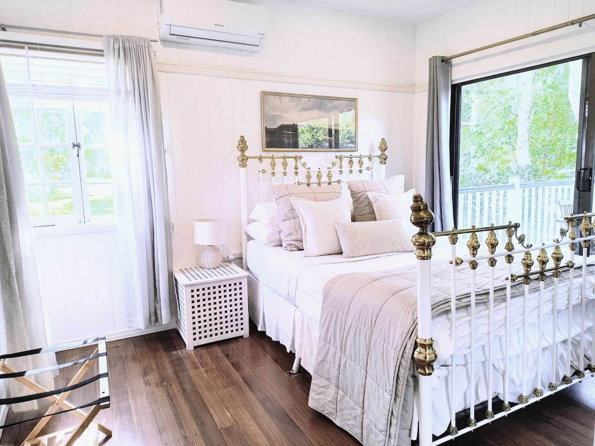 חדר שינה ראשי - מיטת קווין