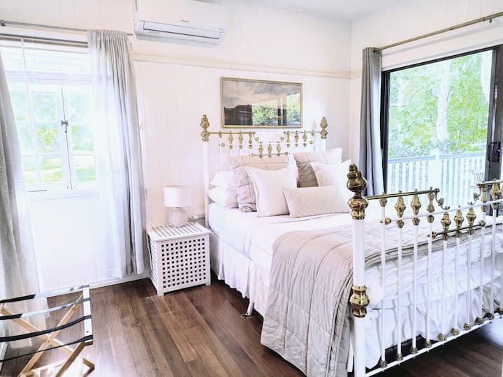 Main Bedroom - Queen bed