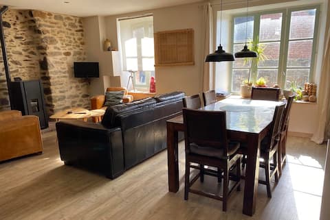 Warm, quiet cottage, close to tourist sites