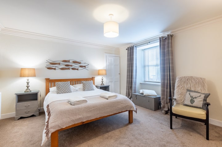 Priestranná hlavná spálňa s manželskou posteľou King, dvojitou skriňou a zásuvkami - dostatok úložného priestoru na dlhšie návštevy!