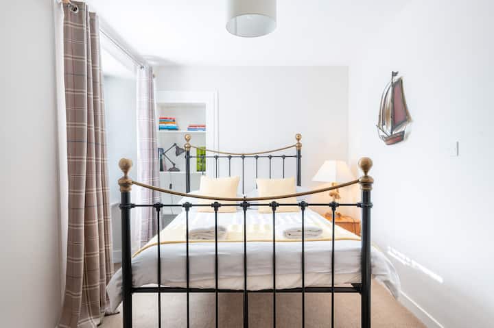 Krásna spálňa s manželskou posteľou v zadnej časti objektu - otvorte okno a počúvajte vlny.....